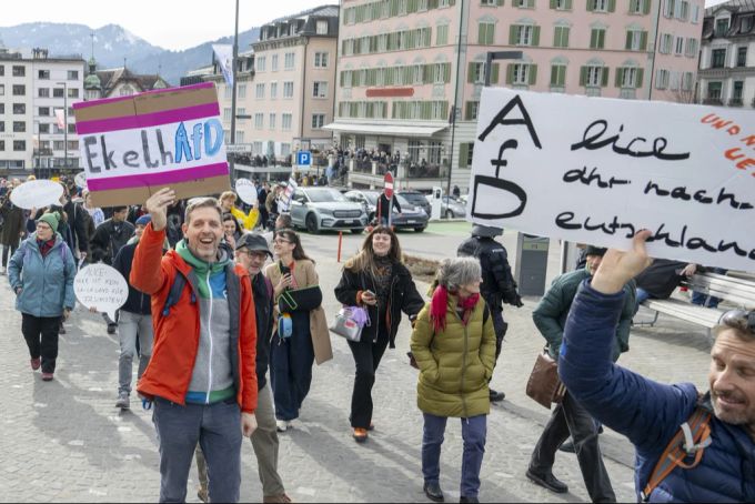 Die Anti-AfD-Demo in Einsiedeln SZ war grösser als angekündigt, die rechte Gegen-Demo war nicht bewilligt. Einsiedeln SZ