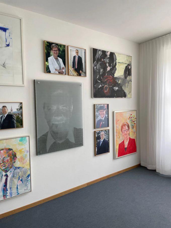 Frühere Regierungsmitglieder sind im Vorzimmer verewigt. onlinereports basel