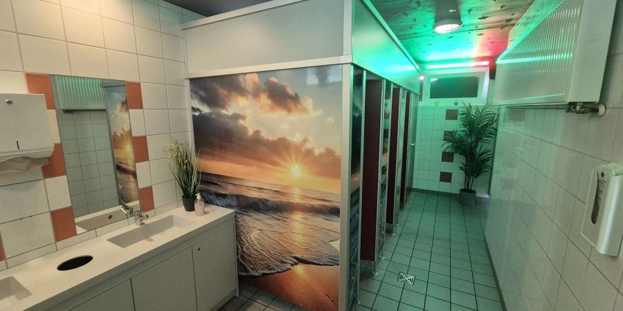 Blick in einen Toilettenbereich der Hellweg Realschule in Unna-Massen.