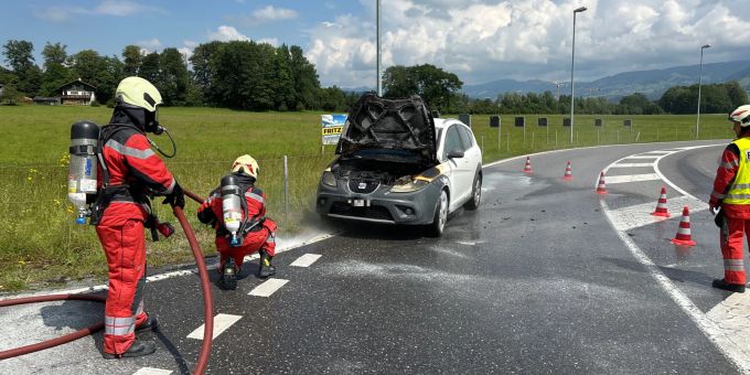 Fahrzeugbrand in Bilten. Fahrzeugbrand in Bilten.