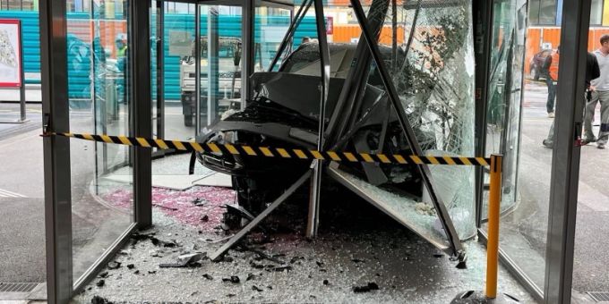 Auto kracht ins Unispital Lausanne. Unfall Unispital Lausanne