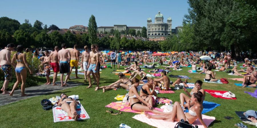 Viele Menschen bräunen sich im Sommer in der Sonne. (Symbolbild)