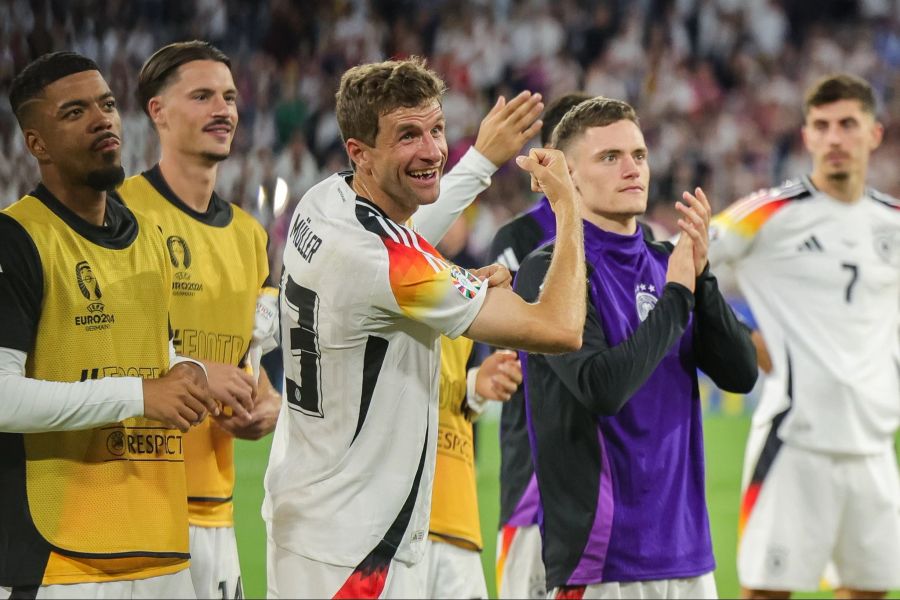 Die Spieler feiern den 5:1-Sieg gegen Schottland mit den Fans.