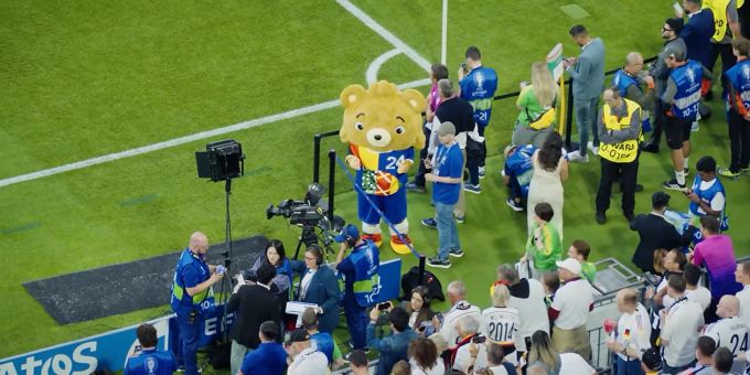 Der Youtuber Marvin Wildhage schaffte es als Maskottchen beim Eröffnungsspiel der EM 2024 ins Stadion. EM 2024