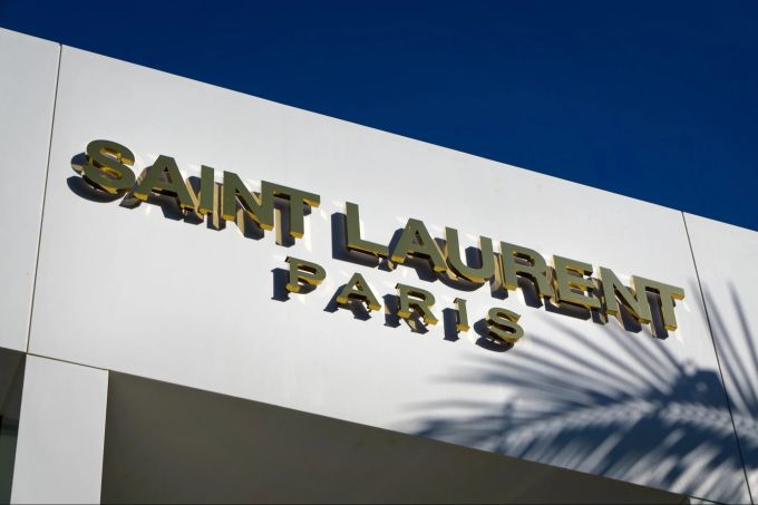 Yves Saint Laurent war der ehemalige Assistent von Christian Dior und erschuf selber Fashion. Yves Saint