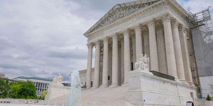 Der Supreme Court gibt seine Entscheidung bekannt. donald trump