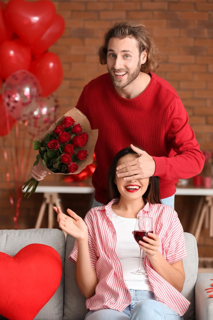 mann und frau, date, romtanische deko, mann mit rosen