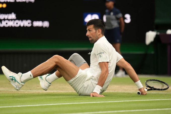 Novak Djokovic spielt in Wimbledon mit einer Kniebandage. Novak Djokovic Wimbledon