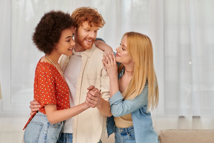 zwei frauen und ein mann, weisser hintergrund