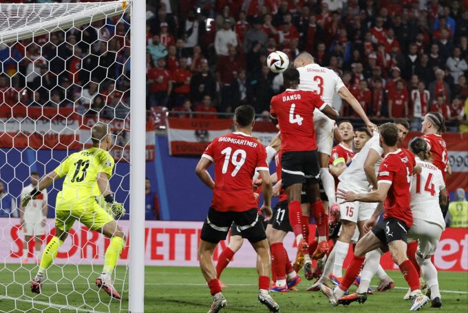 Merih Demiral erzielt das Tor zum 2:0 für die Türkei gegen Österreich an der EM 2024. EM 2024 Türkei Österreich