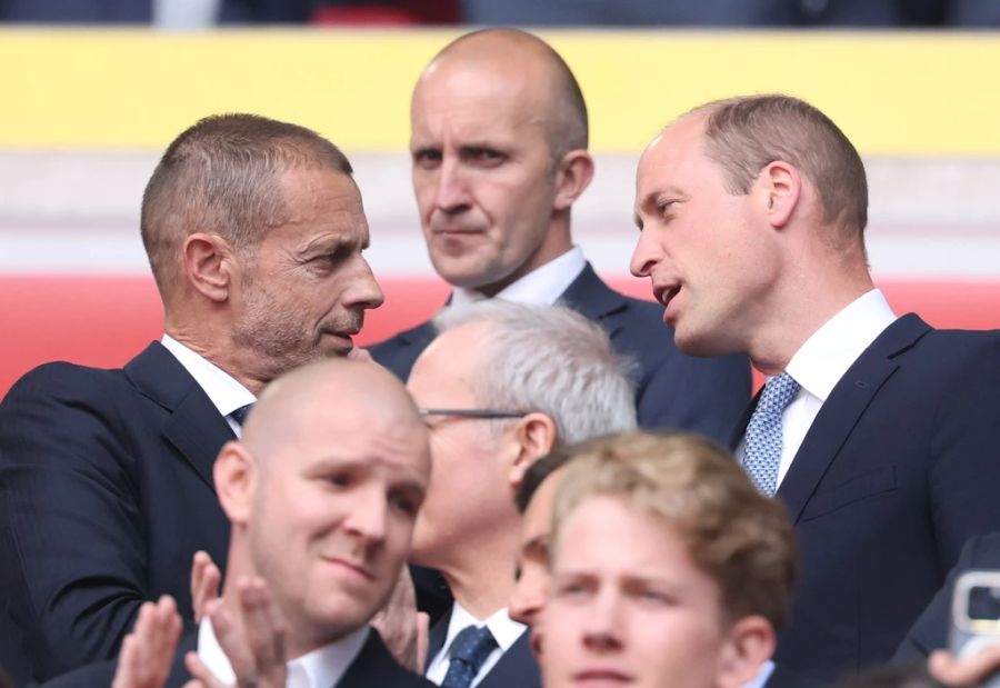 Prinz William verfolgt den EM-Viertelfinal Schweiz gegen England im Stadion. Vor der Partei unterhält er sich mit Uefa-Chef Aleksander Ceferin, ...