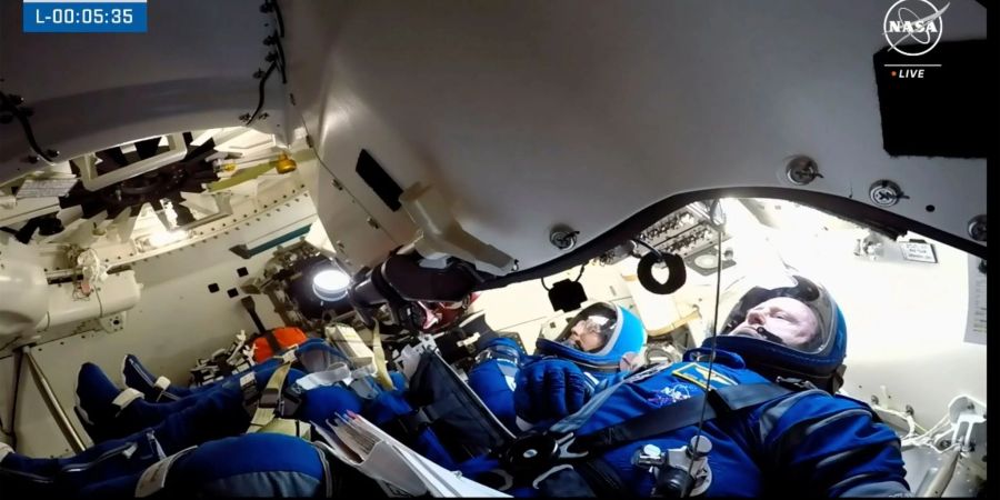 Auf dem von der Nasa veröffentlichten Foto warten die Nasa-Astronauten Butch Wilmore (r) und Suni Williams auf den Start in der Boeing «Starliner»-Kapsel im Space Launch Complex 41.