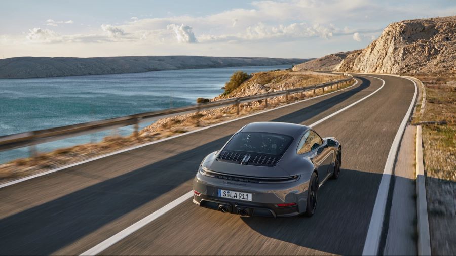 Porsche auf Lanstrasse am Meer.