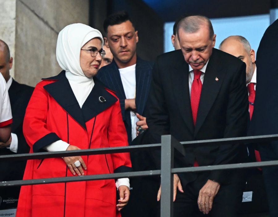 Mesut Özil (Mitte) an der EM 2024 hinter Türkei-Präsident Erdogan und dessen Frau Emine.