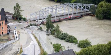 Fluss Rhone überläuft