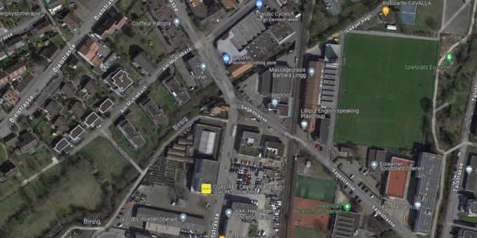Die gesperrte Fussgängerbrücke geht über den Birsig beim Entenwuhr. Oberwil BL
