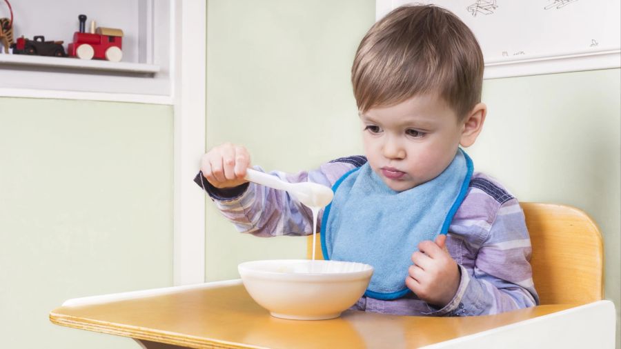 süßer Junge beim Essen