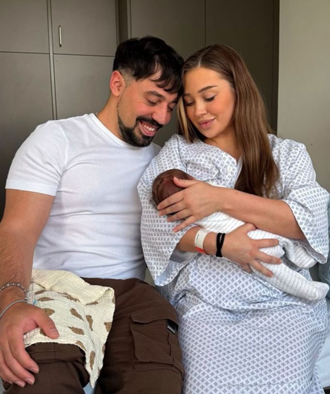 Zeki und Yuliya Benza mit Söhnchen Malik Levi. Zeki Baby