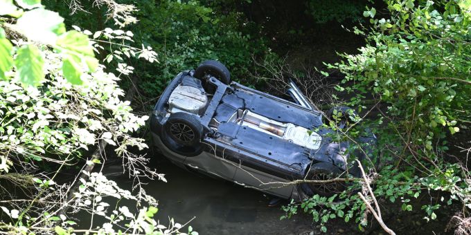 In Mühlrüti ist ein Auto bei einem Selbstunfall in einem Bach gelandet. Bach gelandet