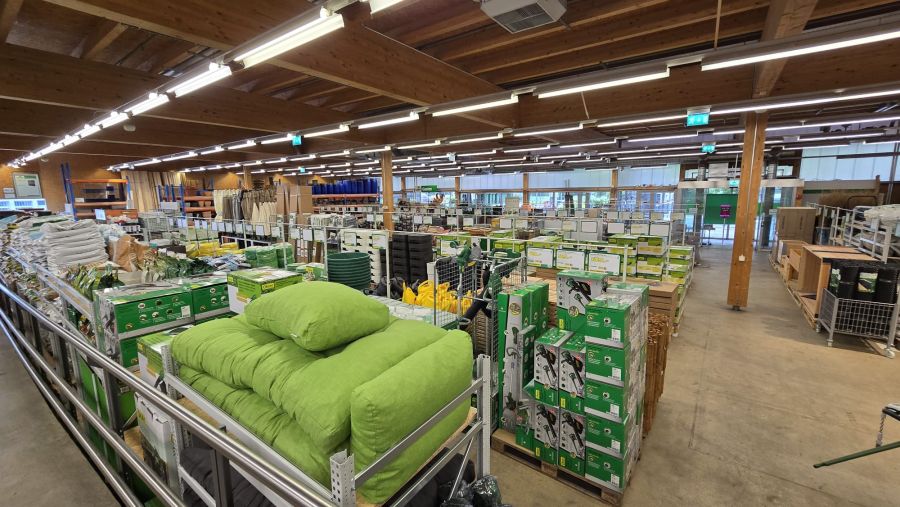 Sitzkissen, Giesskannen und Co.: In der neuen Landi Wankdorf finden Kunden ein grosses Sortiment.