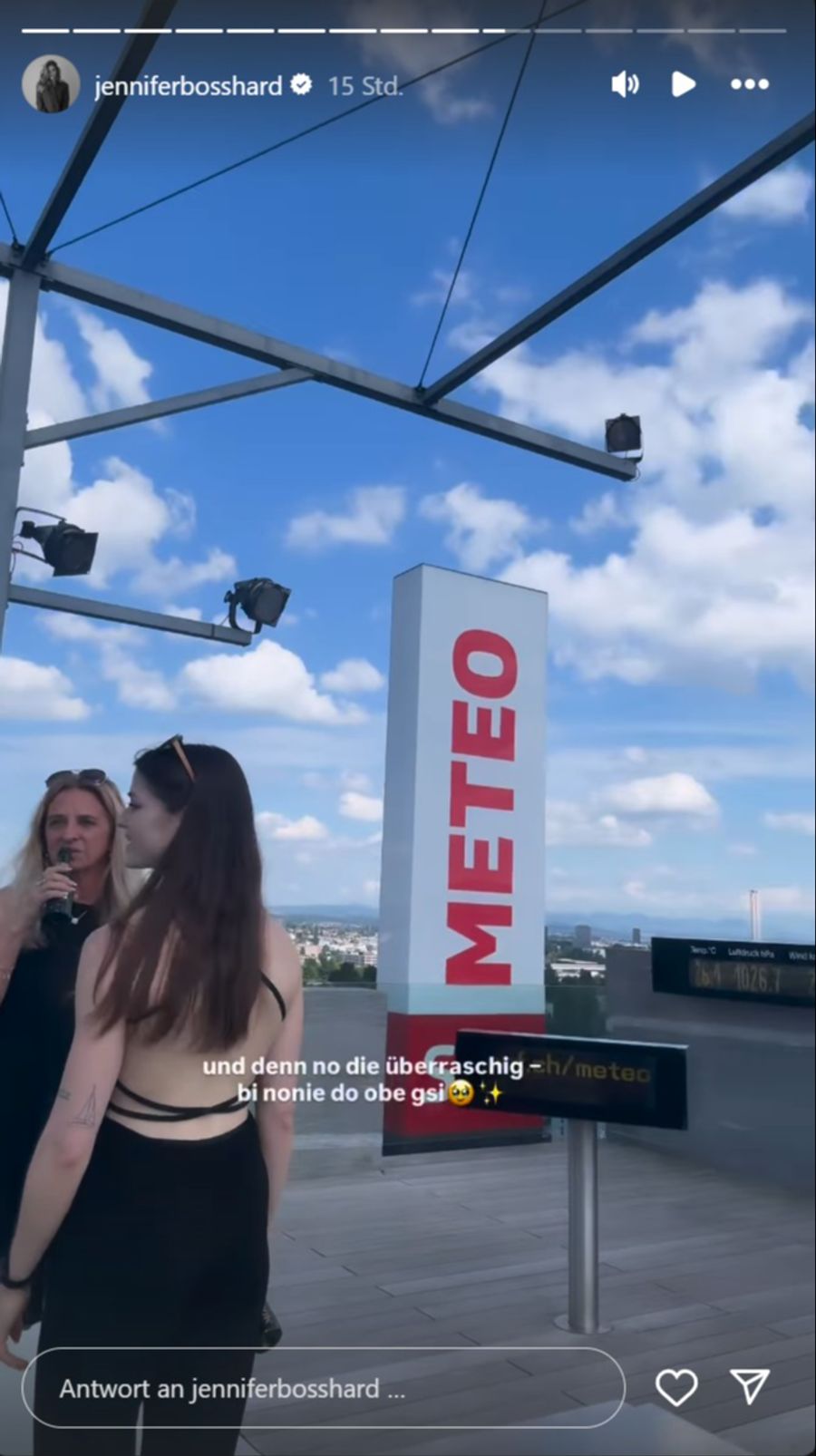 Zum allerersten Mal betritt sie das kultige Studiodach von «SRF Meteo».