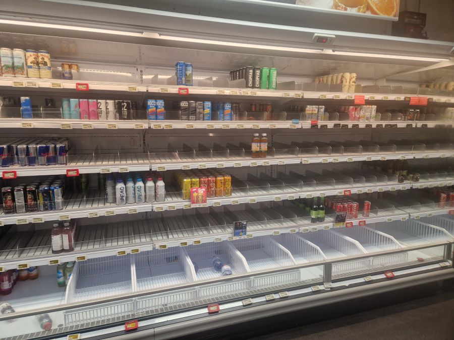 Die Nachfrage nach gekühlten Getränken war am Wochenende riesig, wie dieses Regal am Nachmittag um 16 Uhr im Coop Europaplatz in Bern zeigt.