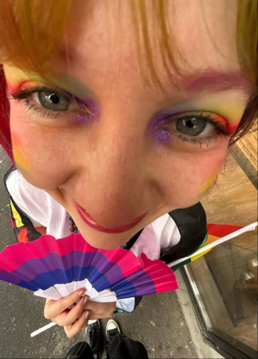 Sogar ihr Make-up ist in den LGBTQ-Farben.
