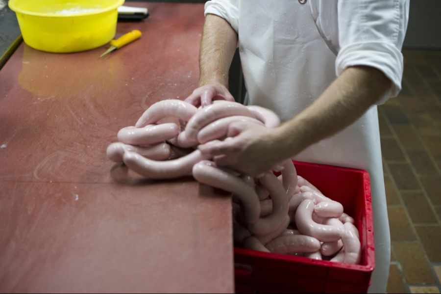 Dabei lobte er die Bratwurstpreise, die im Gegensatz zu den Preisen für die Kampfjets fixiert sind.
