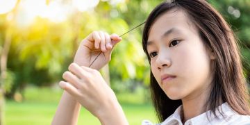 junge frau reisst haare aus