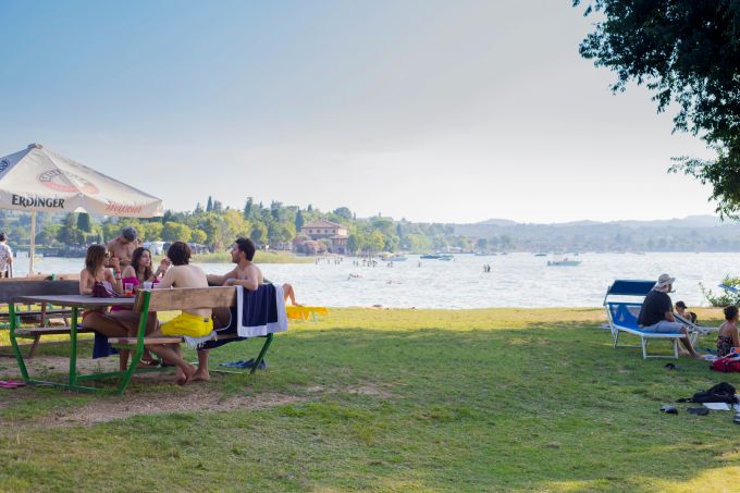 Von sattgrüner Natur umrahmt, zeigt sich Lazise am Gardasee von einer besonders idyllischen Seite. Gardasee
