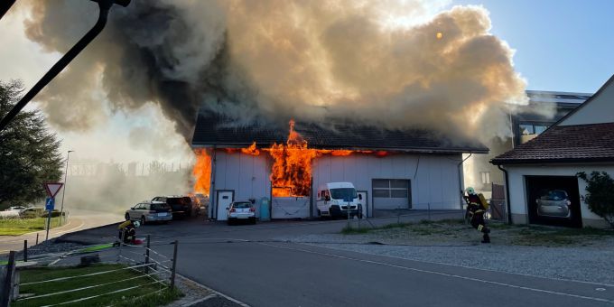 Feuer zerstört Garage in Ecuvillens FR. Ecuvillens FR