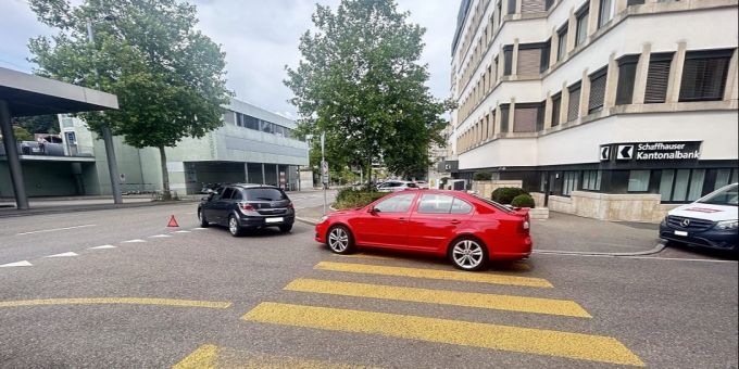 Stadt Schaffhausen: Auffahrkollision zwischen zwei Autos. Stadt Schaffhausen