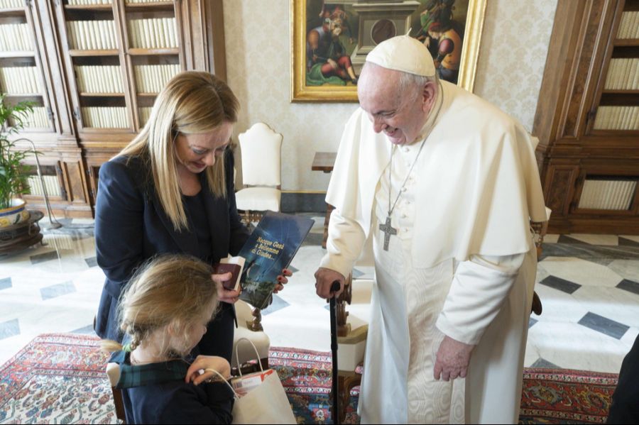 Giorgia Meloni und ihre Tochter Ginevra bei einem Besuch beim inzwischen verstorbenen Papst Franziskus.