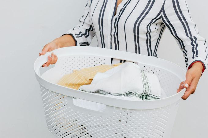 Zunächst gilt es, die betroffenen Kleidungsstücke vom Rest zu trennen. Kleidung, Wäsche