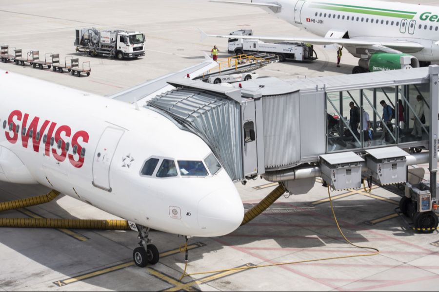 Als die Crew die Passagiere dann beim Einsteigen gezählt hat, ist aufgefallen, dass eine Person zu viel im Flugzeug ist.