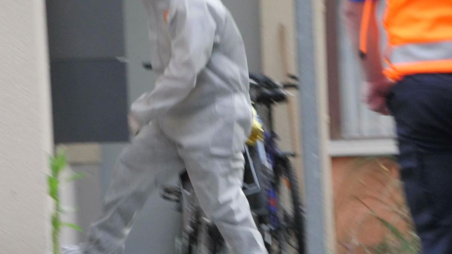 Zwei Forensiker haben in Wolhusen ein Gebäude verlassen.