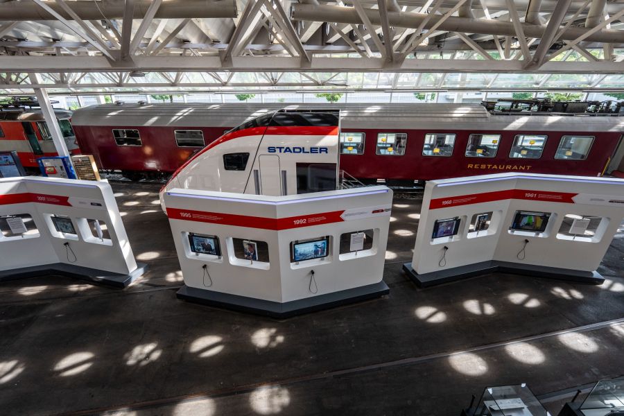 Der Themenbereich Bahngeschichte zeigt die Meilensteine der Schweizer Bahnen auf. In einem stilisierten Zug erfährst du alles über die erste Bahnlinie im Jahr 1847 bis hin zum KI-Game zur Bahn der Zukunft.