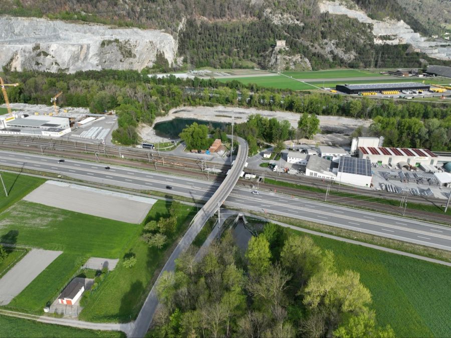 Von der Autobahnüberführung bei Trimmis wurden Steine geworfen.