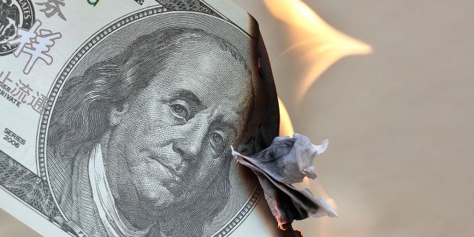 Experten warnen vor riskanten Folgen der Section 899 für die US-amerikanische Wirtschaft. (Symbolbild) Brennender Dollar Section 899