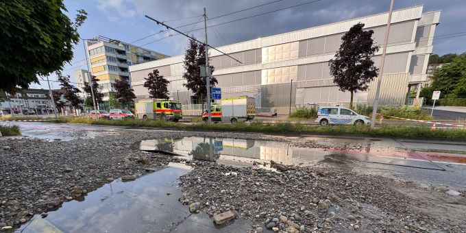 Ein Wasserrohrbruch sorgt in Zürich für geflutete Häuser. Wasserrohrbruch