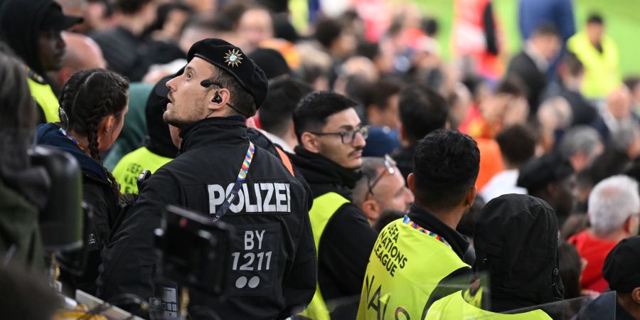 Der Vorfall in der Verlängerung sorgte für ein Grossaufgebot an Sicherheitskräften und medizinischem Personal auf der Tribüne.