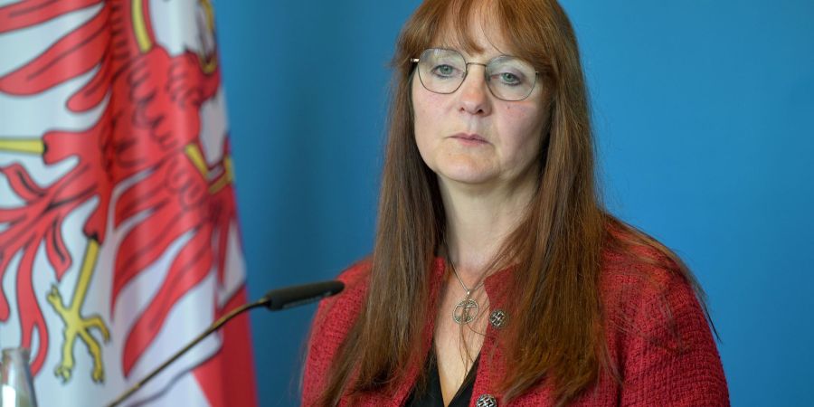 Die SPD-Politikerin Katrin Lange gibt nach tagelangem Streit um die Entlassung des Verfassungsschutzchefs in Brandenburg ihr Amt als Innenministerin auf.