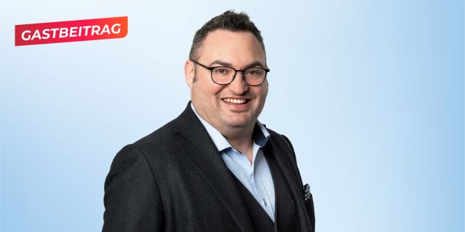 Mann Porträtfoto Gastbeitrag hellblau