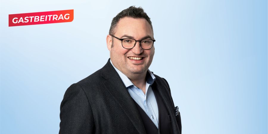 Mann Porträtfoto Gastbeitrag hellblau
