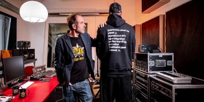 Kuno Lauener posiert mit YB-Legende Guillaume Hoarau. YB