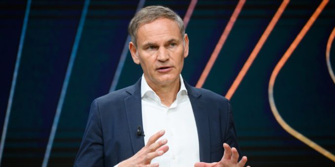 VW-Chef Oliver Blume kritisiert das Verbrenner-Aus 2035, es brauche flexiblere Übergangslösungen. VW Chef 2035