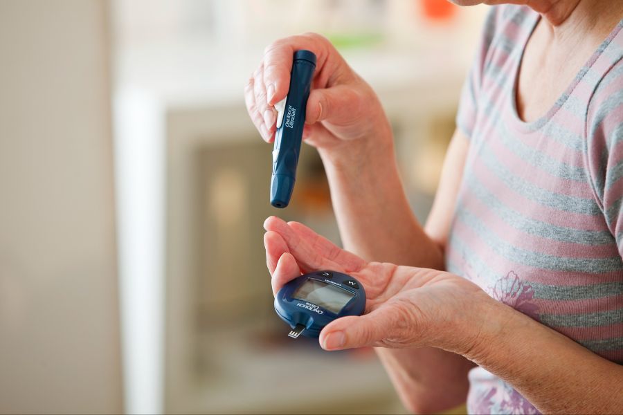 Diabetikerin misst Blutzucker