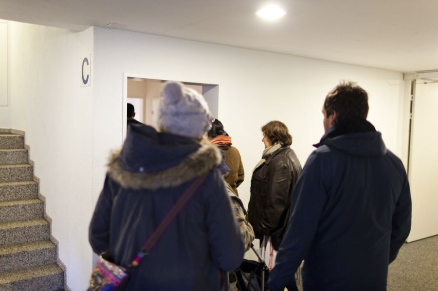 Bei einer Wohnungsbesichtigung ist oftmals anstehen angesagt.