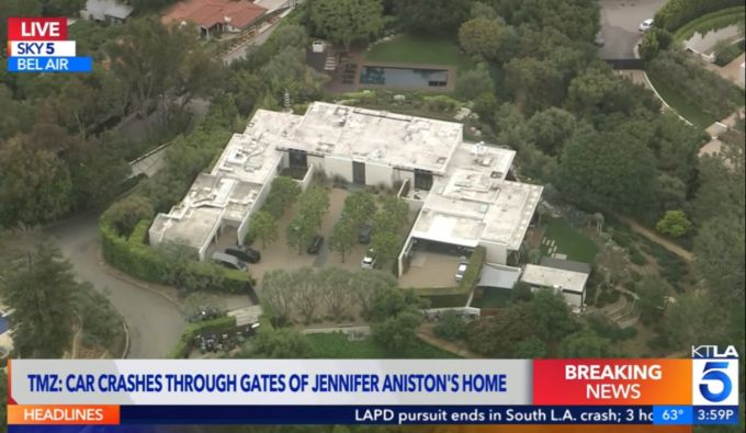 Die Villa von Jennifer Aniston in Los Angeles. Ein Wagen brach durchs Eingangstor. Jennifer Aniston