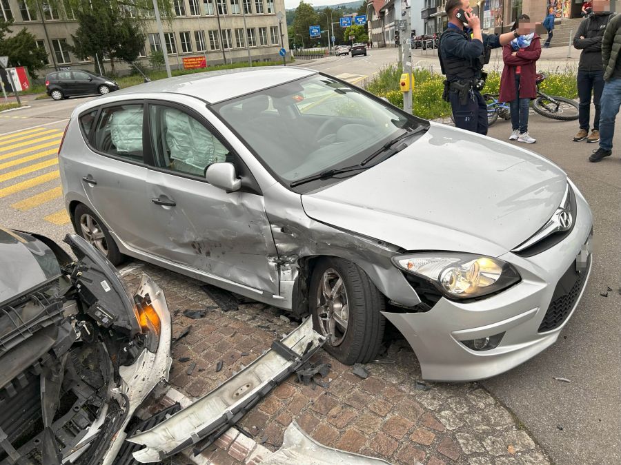 An den Fahrzeugen entstand durch die Kollision Totalschaden.